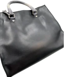 Satchel Hogan con tracolla